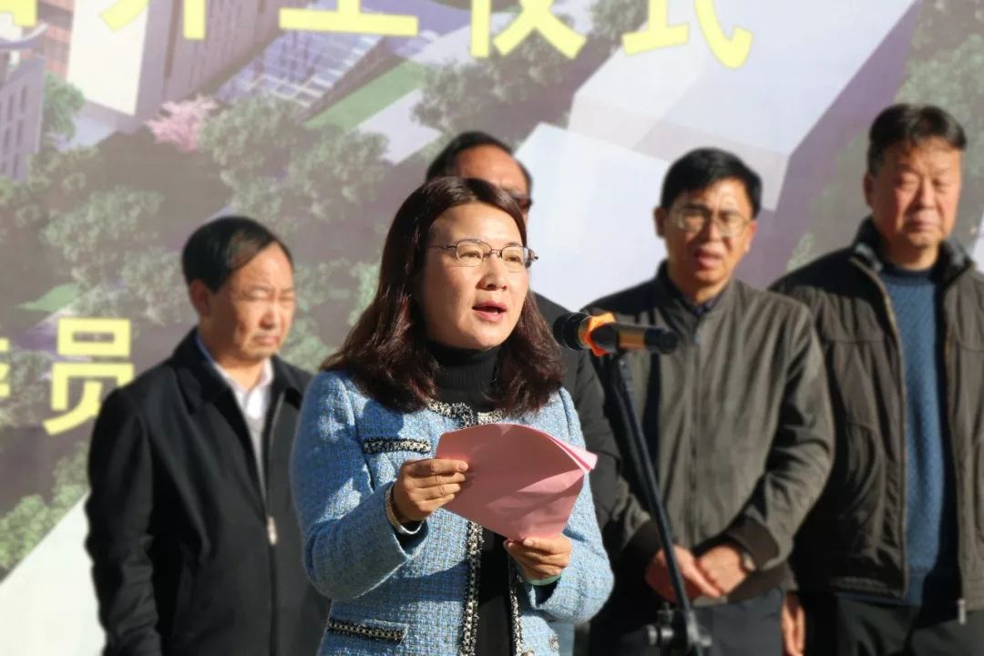 金振辉代表市委,市政府对丽江市中医医院建设项目开工表示祝贺,她指出