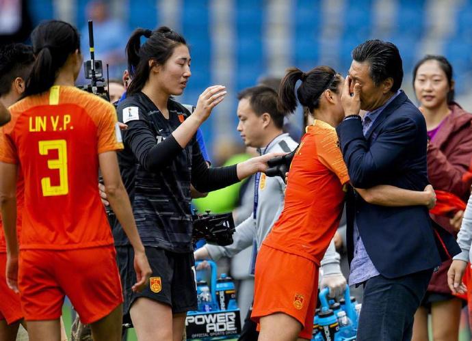 无奈!贾秀全解析中国女足0比3日本原因,面对质