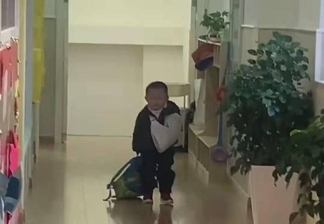 绷带怎么缠在脖子上 f8e4e7117f804b458b92a3483a6850ff.jpeg