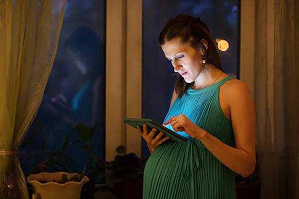 孕期熬夜和不熬夜有什么不同？2个对胎儿有害，2个直接影响带娃