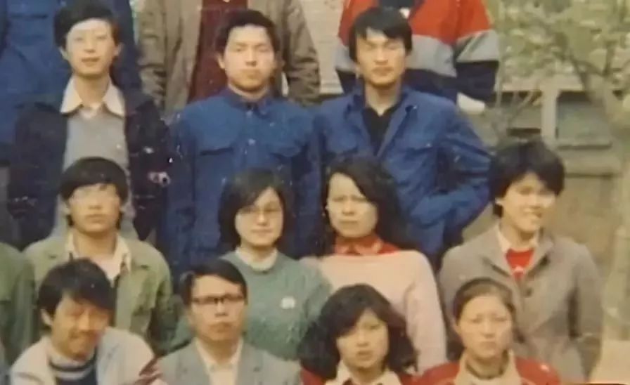 ▲高中时的华春莹（二排左二） 上高中时，华春莹担任班级团支部书记还兼任学生会主席