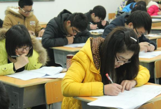 「高考」有很多人会考不上一本哪个省高考最难？网友炸了：全国统一试卷