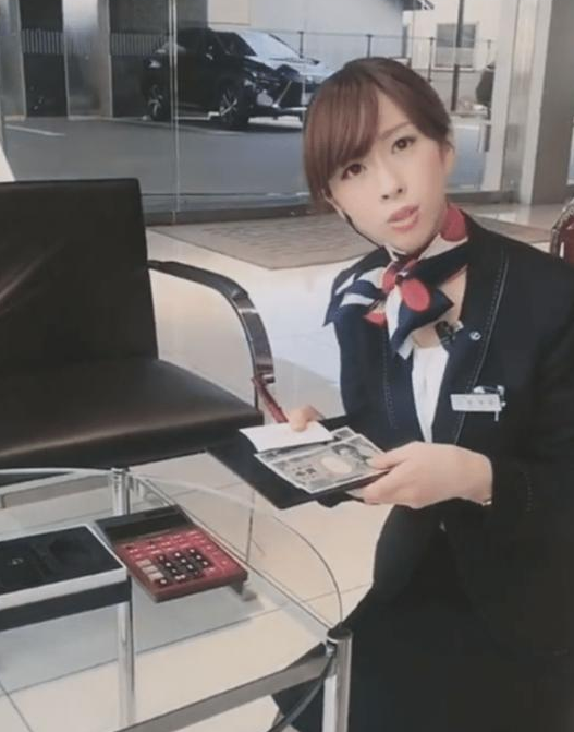 原创日本4s店火了美女销售全程跪着服务买车没有任何套路