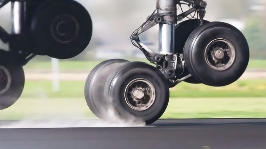 飞机用什么轮胎 23007e5145f6401e937b31a3dc90c1b3.jpeg