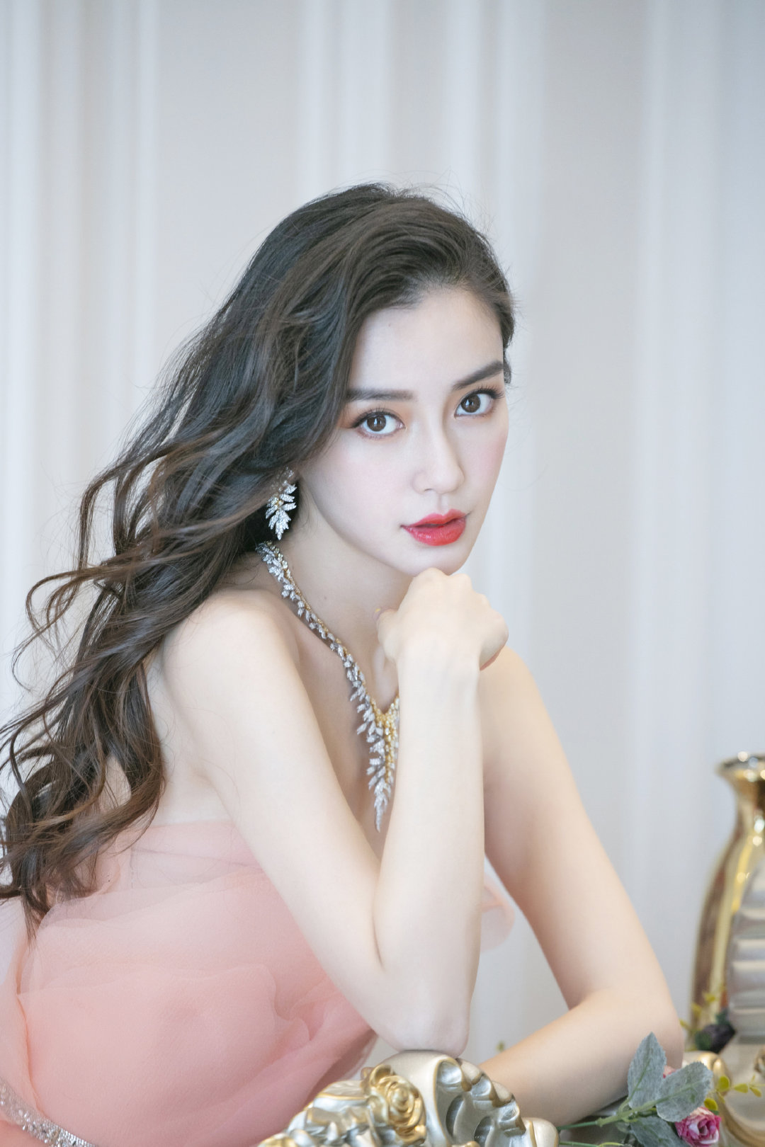 angelababy"花仙子"大波浪卷发配粉橘色抹胸纱裙