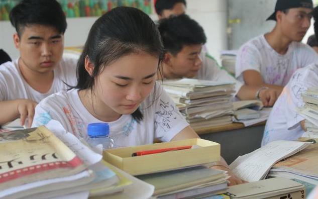 「高考」有很多人会考不上一本哪个省高考最难？网友炸了：全国统一试卷