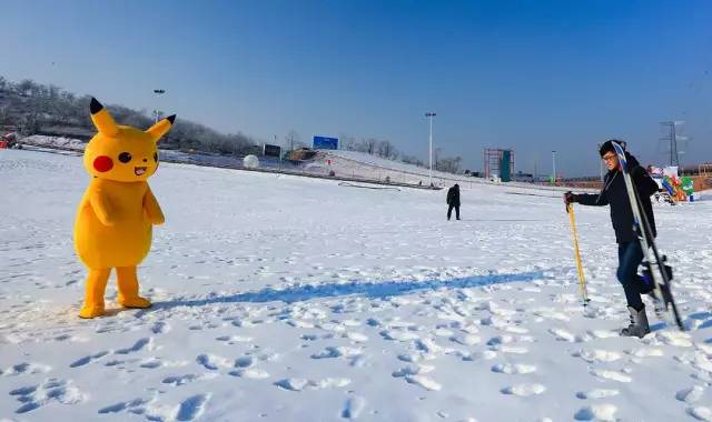 下午4点乘车返回冠县,结束愉快的滑雪之旅~徂徕山滑雪场坐落在泰安市