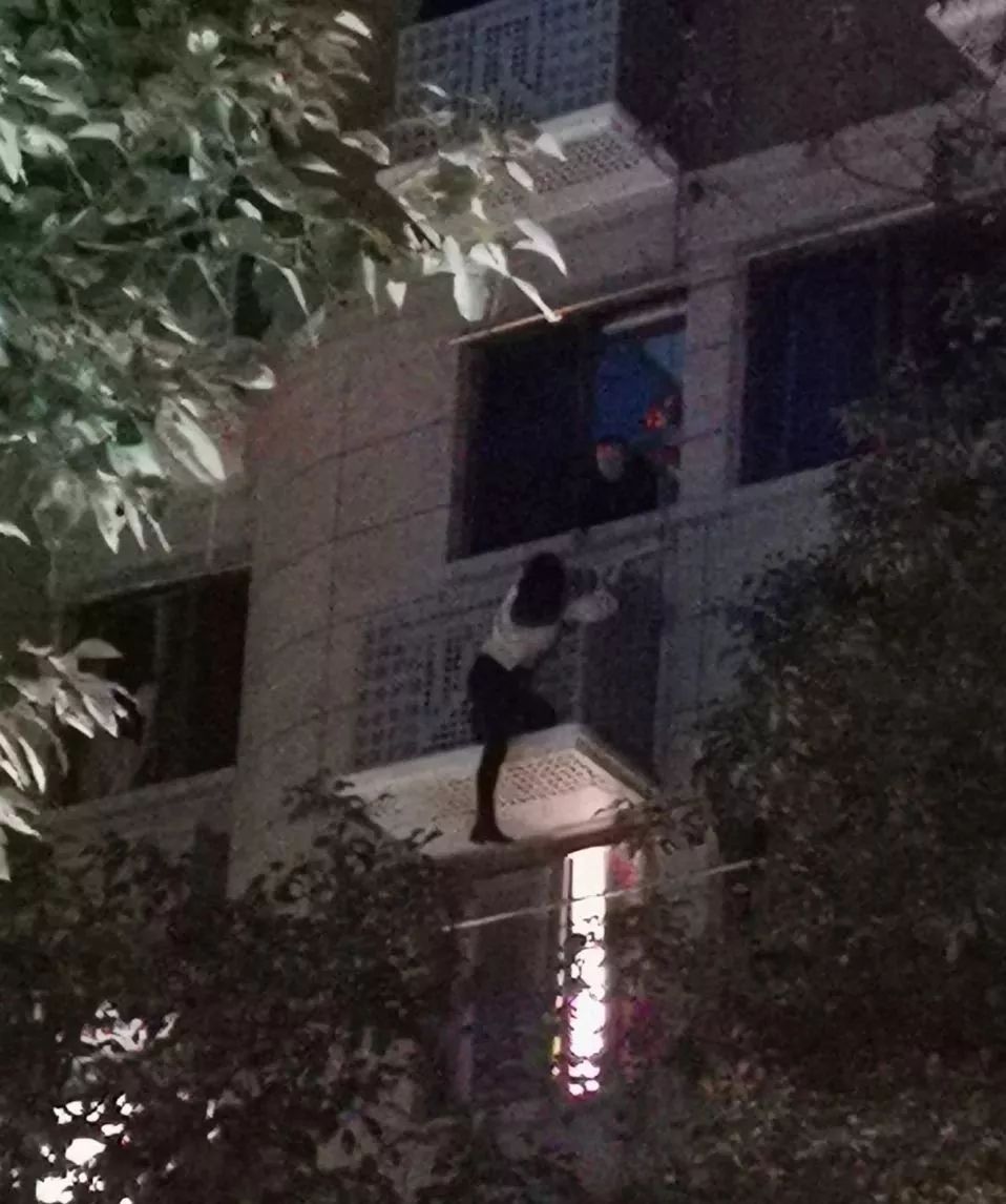 情伤女子以死相逼险坠楼 消防民警全力营救
