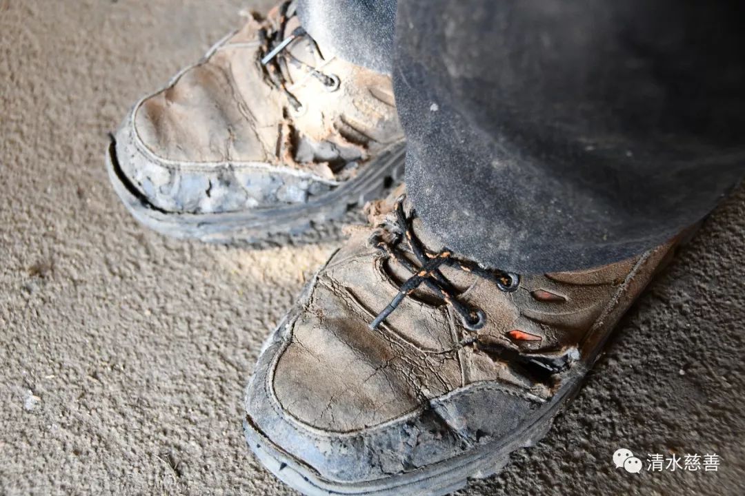 因为家里贫穷,崔大娘哥哥的鞋子已经破旧不堪却没有钱换新的.