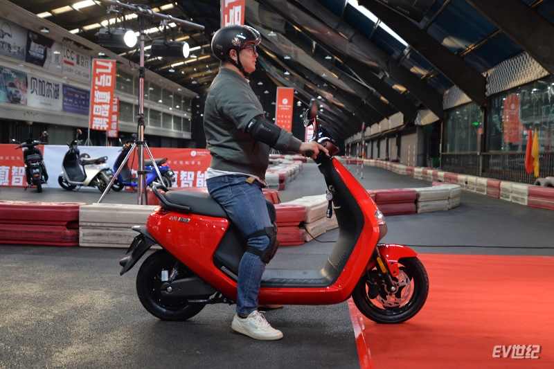 是时候学个D照了!体验九号电车E系列电动踏板