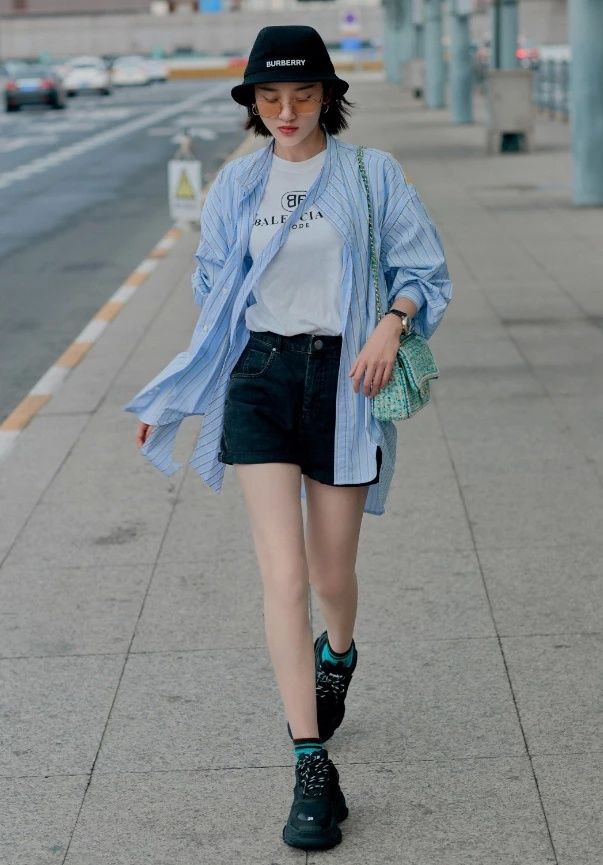 唐艺昕穿卫衣与家人现身超市,孕肚明显但腿依然细如电棒,厉害