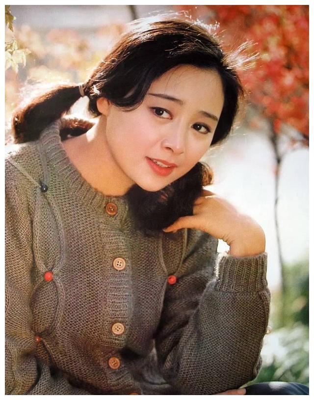 62岁著名演员张瑜,与丈夫离婚后单身29年,如今气质依旧