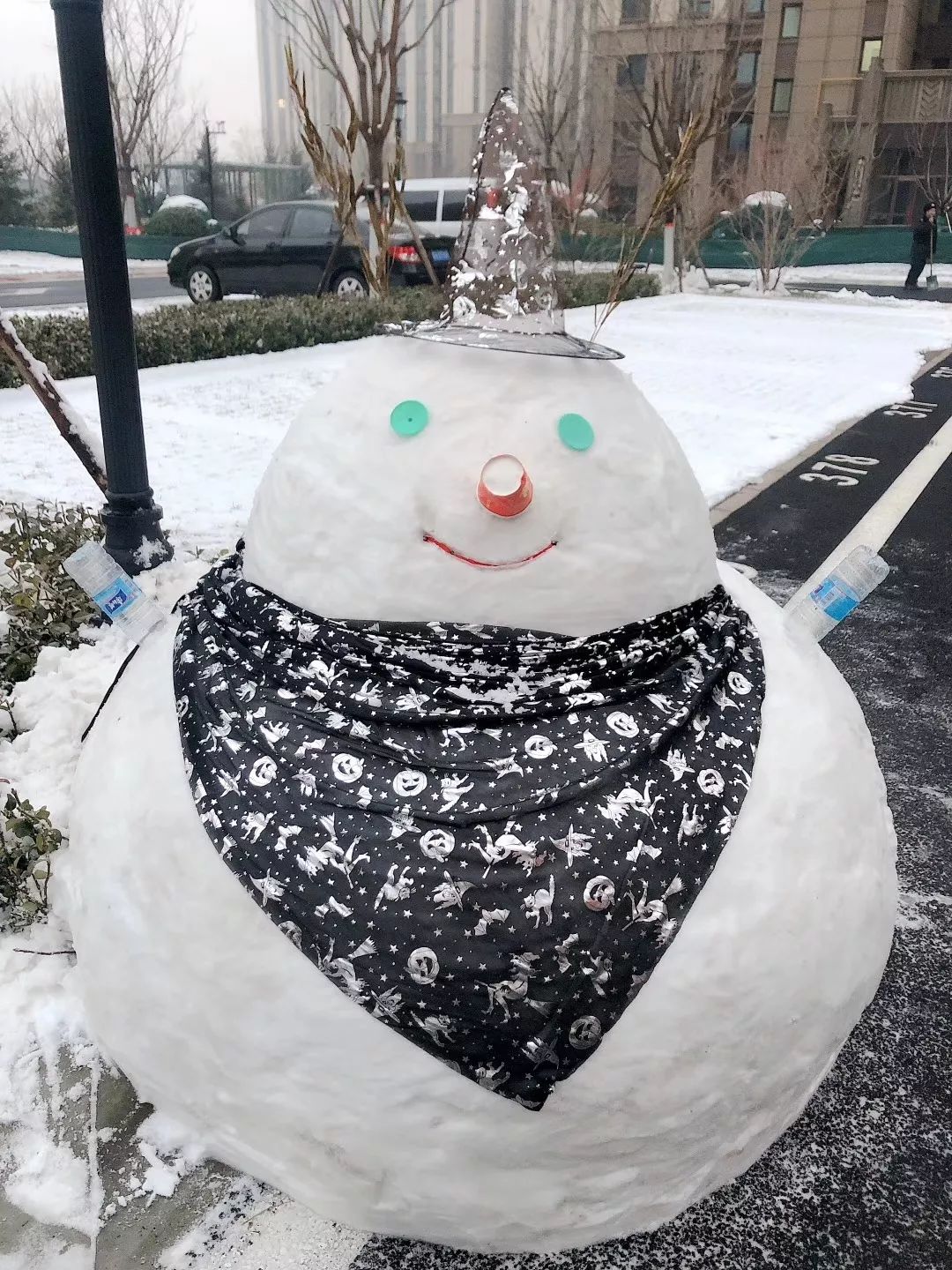 我们用清理后的积雪堆起各种造型的雪人,为园区增添一份趣意.