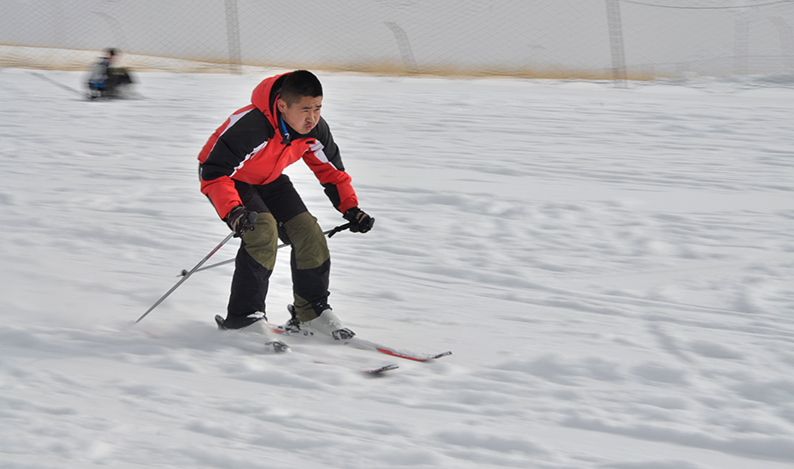 甘肃张掖:学生冬季研学旅行活动"嗨爆"滑雪场