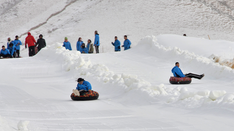 甘肃张掖:学生冬季研学旅行活动"嗨爆"滑雪场