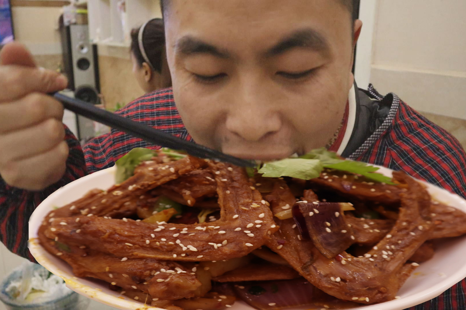 李涛娃今天做干锅鸭翅,麻辣适中味道香,一盆米饭拌着吃,过瘾了