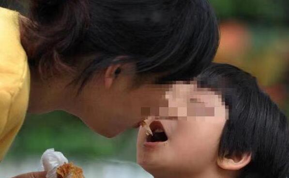 #挚爱宝宝一生#“送命式”喂饭方式还在用？时刻在摧毁孩子脾胃，很多孩子已遭殃