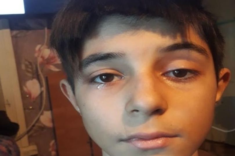 俄罗斯14岁男孩被老师强迫剪发泪如雨下