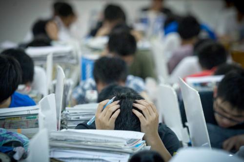 「高考」有很多人会考不上一本哪个省高考最难？网友炸了：全国统一试卷