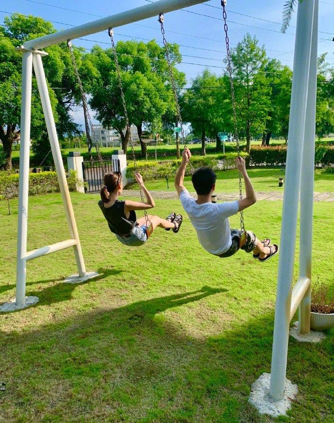 原创林志颖罕见秀恩爱,夫妻俩一起荡秋千背影超有爱