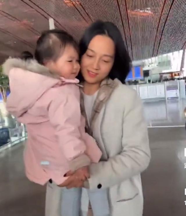 朱丹女儿正面照曝光,面对镜头不惧怕露出笑容,颜值像爸爸周一围