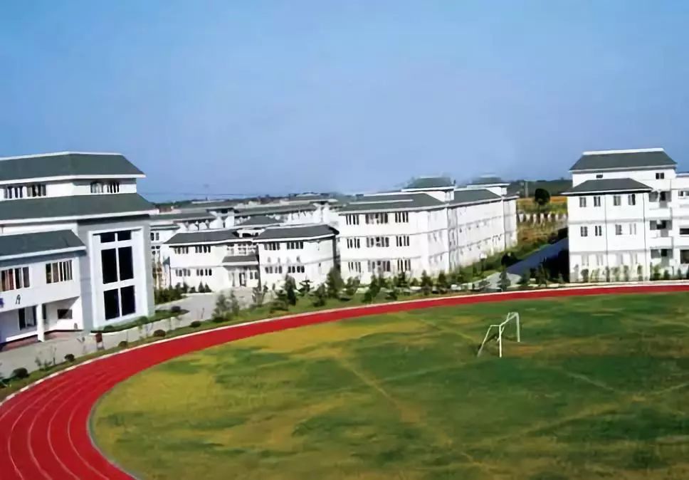 学校简介:济南世纪英华实验学校始建于2003年,实行小学,初中,高中