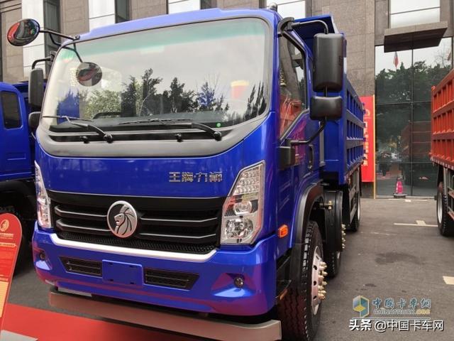 承载性方面王牌力狮6×2自卸车整车车架采用高强度一体成型车架,整车