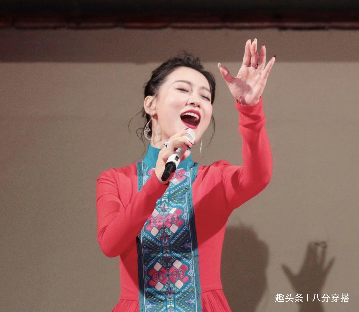 42岁歌唱家谭晶气质真好!穿红色民族风连衣裙高贵优雅