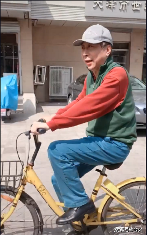 太意外！62岁老艺术家冯巩骑共享单车上街，儿子名下有两家公司？_舞台