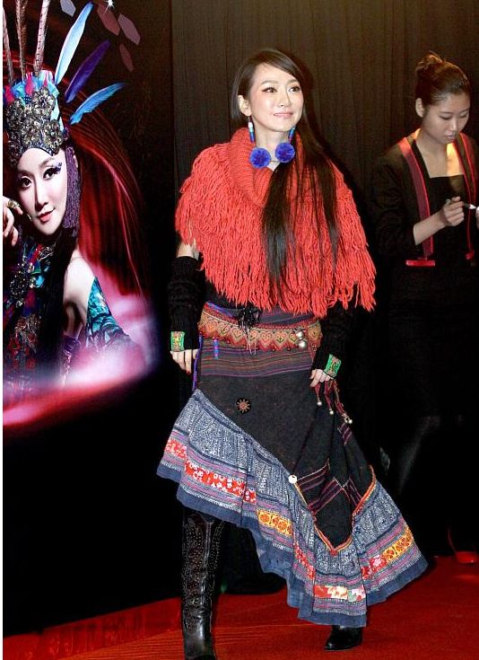 高音唱将萨顶顶一曲左手指月成功登上歌坛顶峰她的唱功棒