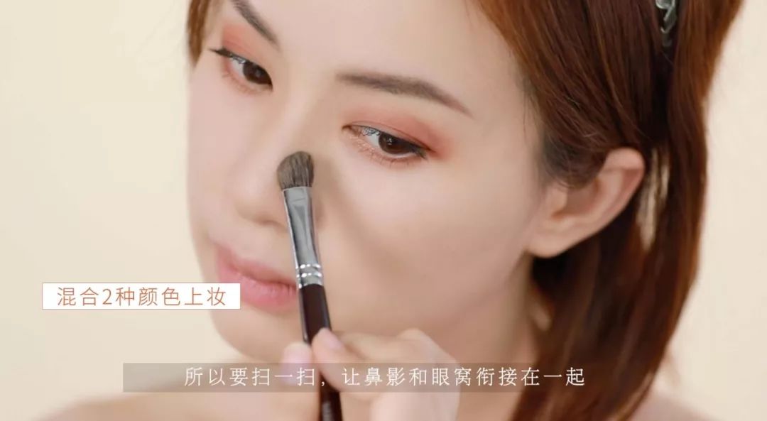 再用ct的面部彩妆盘,少量多次扫脸颊,下颌骨,可以夸张一点.