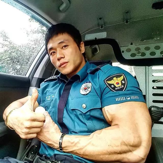 他是韩国最牛肌肉警察猛男威慑力爆棚却是实足的女儿奴