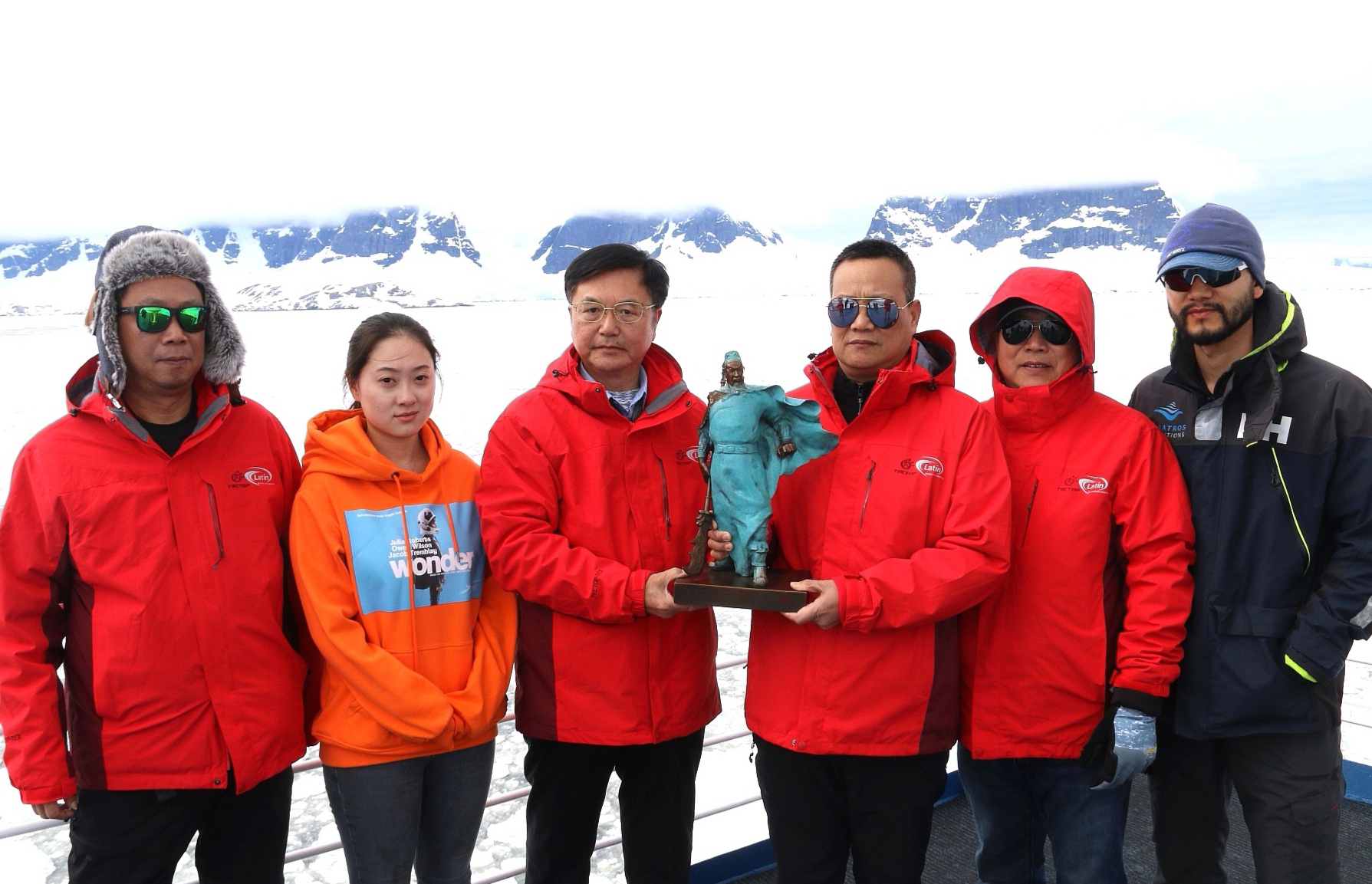 学者朱正明率团跨三大洲三大洋,将关公像送达南极