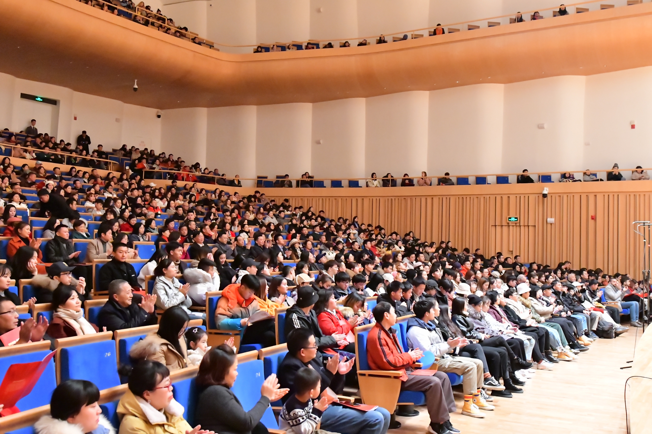 中国东盟艺术学院金钟之星音乐会绽放成都城市音乐厅