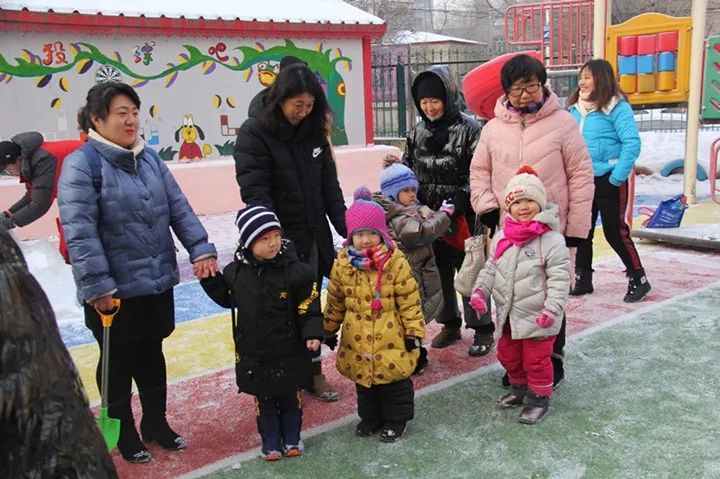 哈尔滨市妇联幼儿园举办亲子堆雪人比赛活动