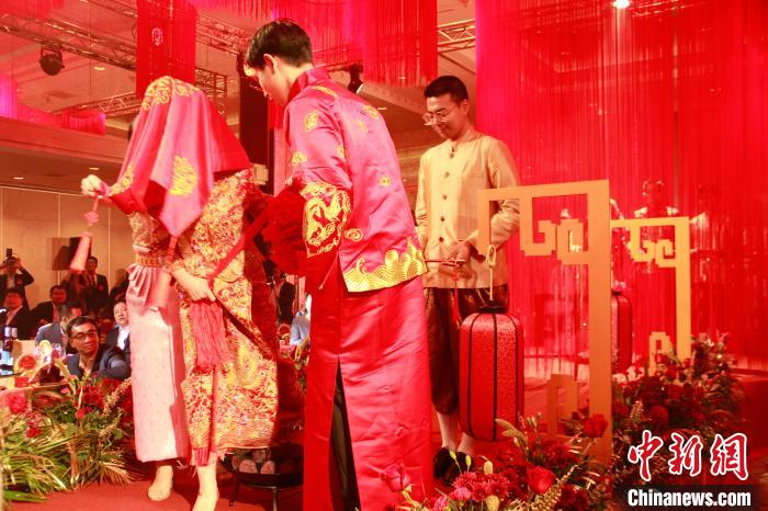中铁建国际集团9对“一带一路”建设者举办海外集体婚礼