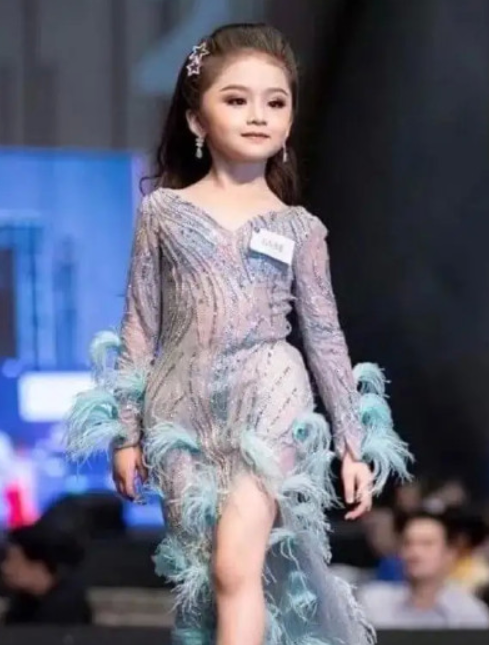 原创这名泰国童模仅6岁,就已经拥有成年人身材,还一举拿下选美冠军