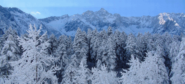 在这里,能与冰川近距离接触,享受冬天最美妙的事:在冰天雪地里泡着热