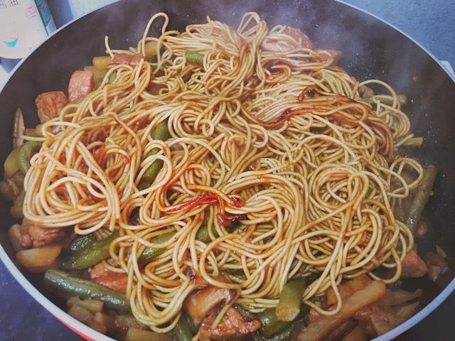 焖面怎么做面条不夹生 2332b2264e254550a0aef4172c63bc52.jpeg