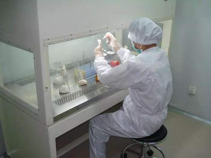 将输液器具中的发酵液注射进钻孔中