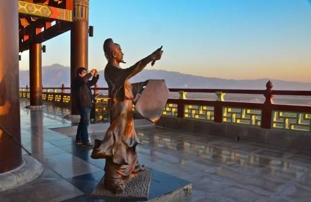 《登鹳雀楼》登鹳雀楼白日依山尽,黄河入海流