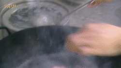 加入蜂蜜,小火收汁2分钟,盛入盘内,淋入适量原汤,点缀薄荷叶即可上桌