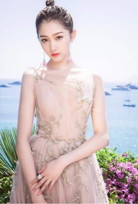 当41岁刘涛撞上22岁关晓彤,网友:人妻与少女的差距一