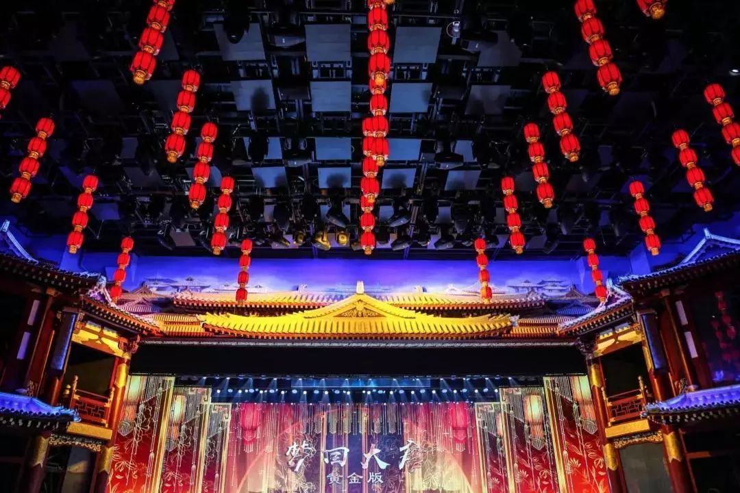 剧场搭建现场图《梦回大唐》黄金版的舞台,突破了传统的布光方式,将视