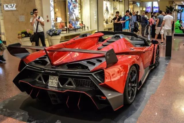 一枚敞篷毒药:兰博基尼veneno roadster