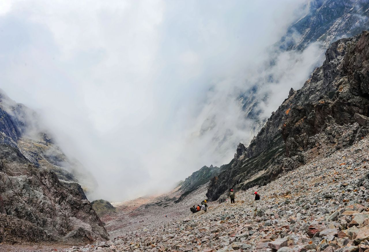 原创登顶回撤 人生第一次遭遇销魂的大自然滑梯 高山流石滩 给跪了!