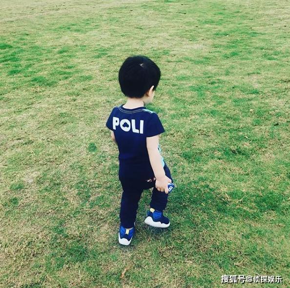 陳妍希難得曬兒子，３歲兒子小星星長高了，墊腳摸恐龍壁畫超呆萌 娛樂 第8張