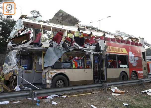 香港一巴士撞树致6死39伤