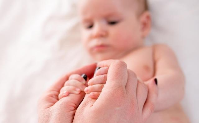 婴儿几个月会抓握 4a98c3cbdae441929cba5b1f1126042b.jpeg