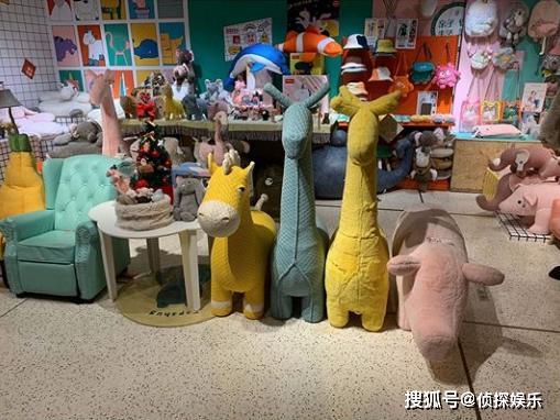 陳妍希難得曬兒子，３歲兒子小星星長高了，墊腳摸恐龍壁畫超呆萌 娛樂 第2張